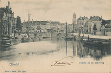 865037 Gezicht op de Stadsbuitengracht te Utrecht met centraal de Zandbrug over de Oudegracht, links de Bemuurde Weerd ...